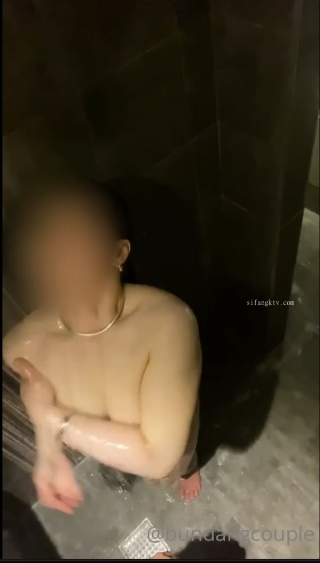 人气榜第一 19岁超人气萝莉小美女主播【性欲炮女】跟大表哥乱伦大战，道具自慰跳蛋上下齐插，淫水超多水汪汪